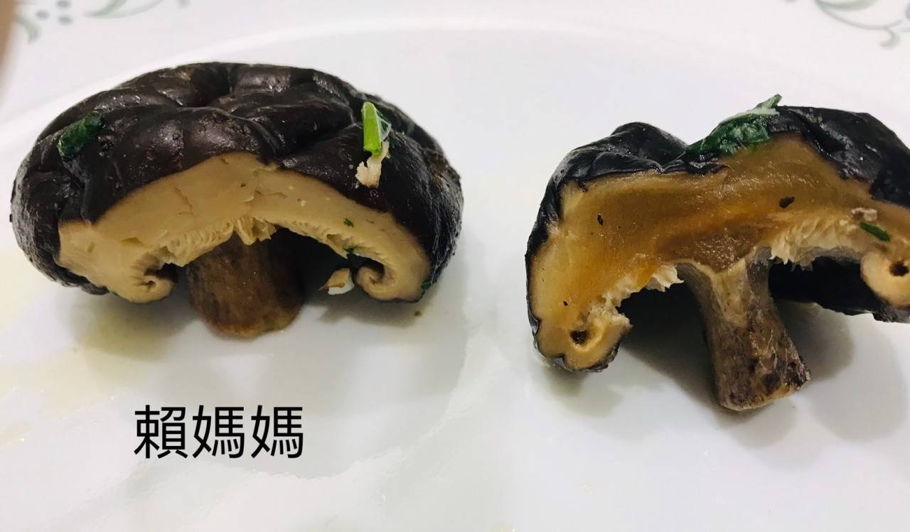 料理後切面對照：左邊賴媽媽日曬冬菇厚實飽滿，右邊柴油烘乾香菇變薄、中心有硬芯